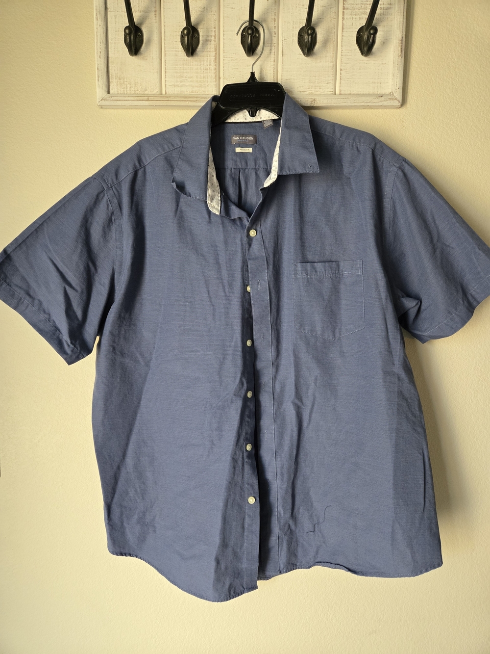 Van Heusen Short-Sleeve Button-Down Shirt in Blue